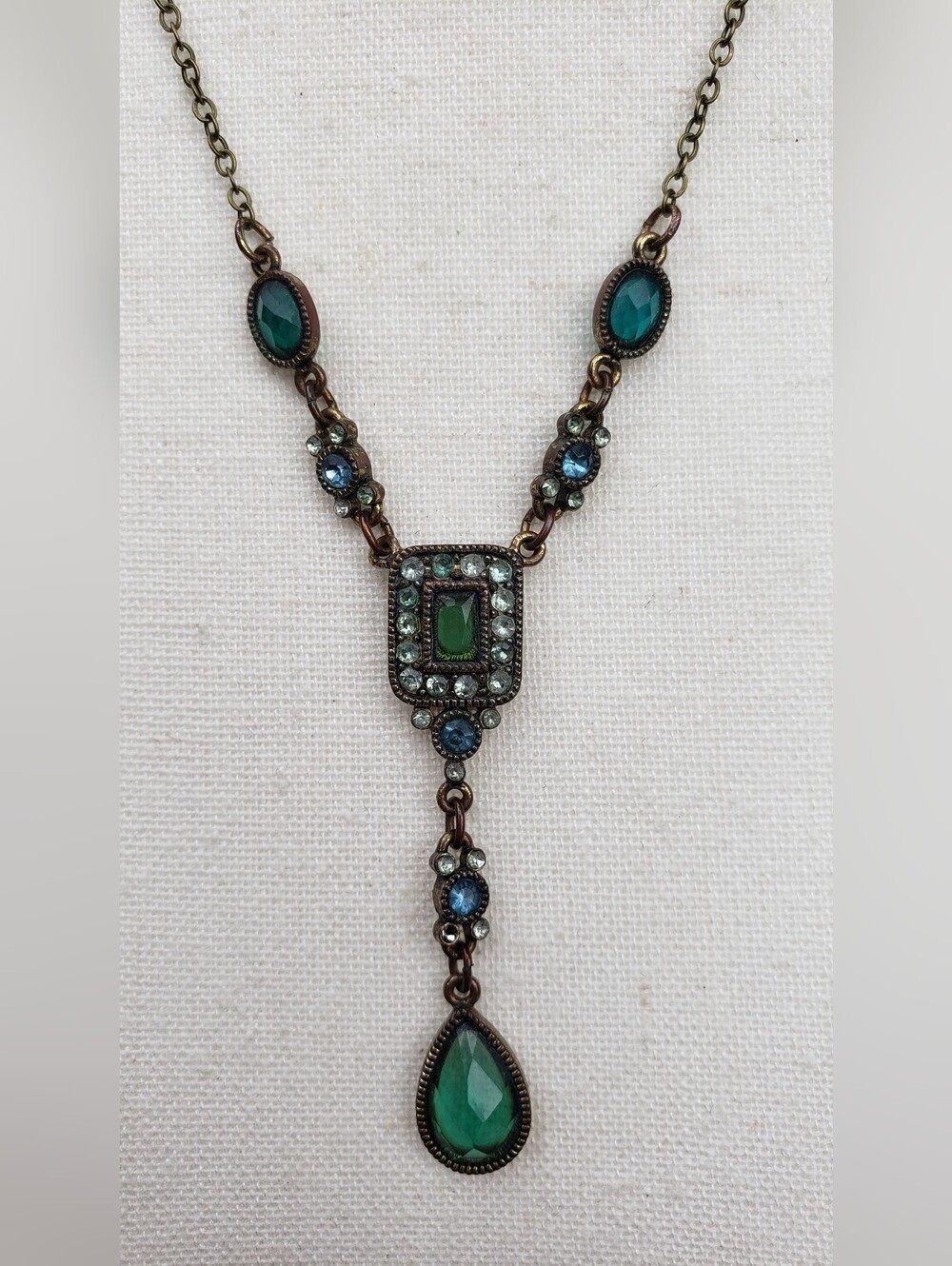 Avon Antique-Style Green Teardrop Pendant Necklace